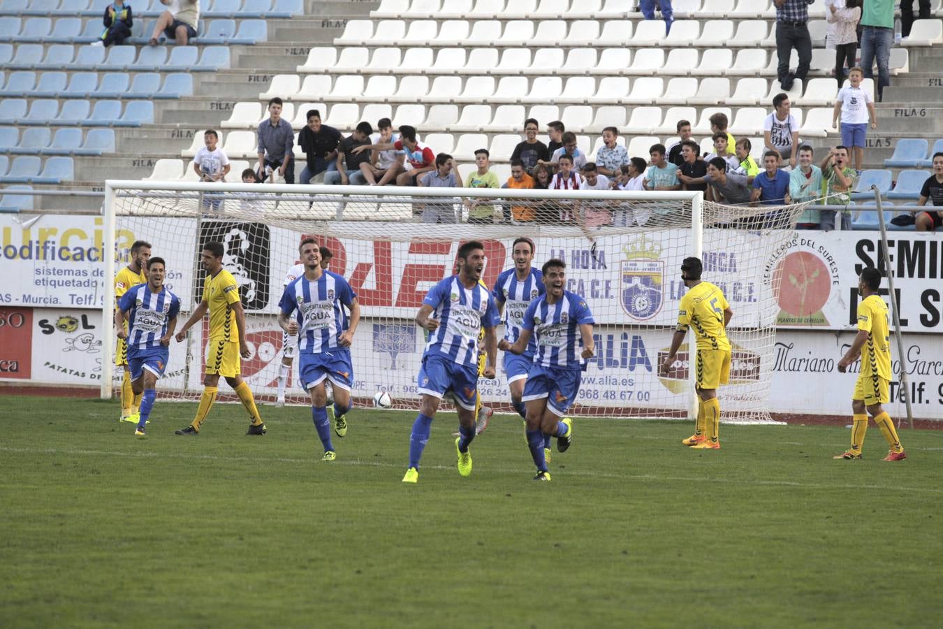 Las mejores imágenes del choque entre La Hoya y el Cádiz