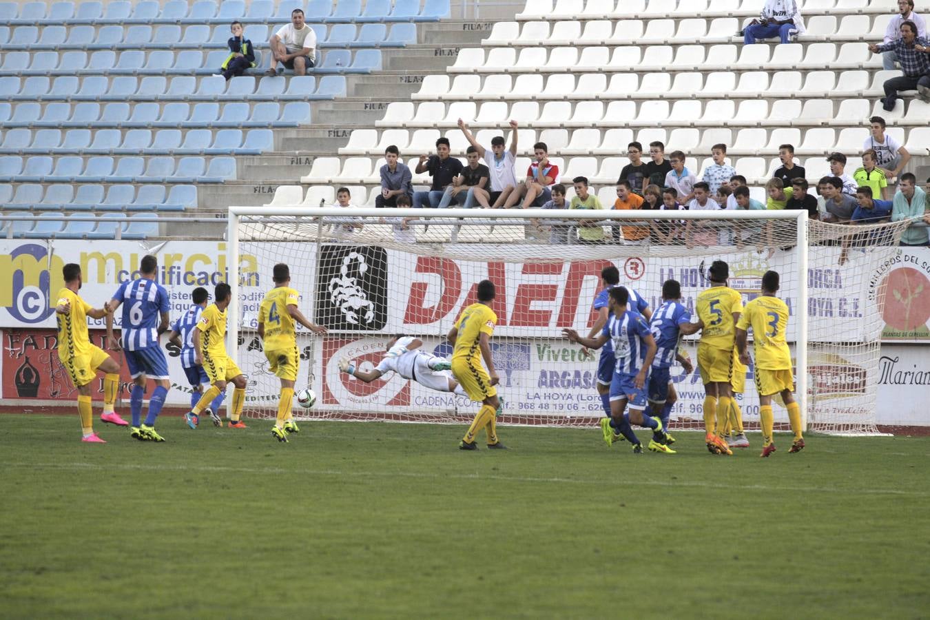 Las mejores imágenes del choque entre La Hoya y el Cádiz