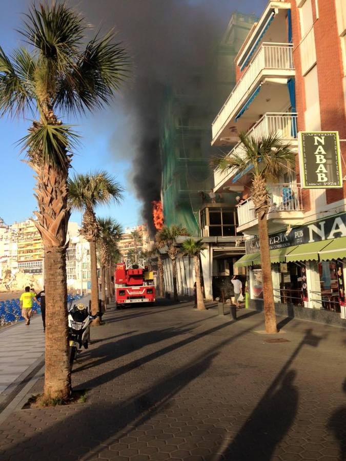 Seis intoxicados por humo en Benidorm tras incendiarse un hotel abandonado