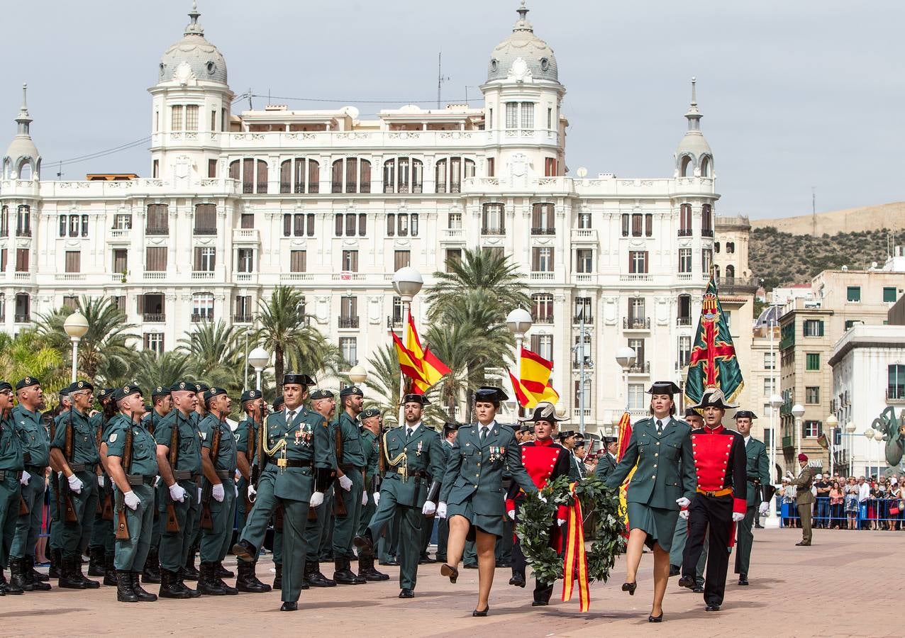 La Guardia Civil desfila por Alicante con motivo de los actos en honor a la Virgen del Pilar