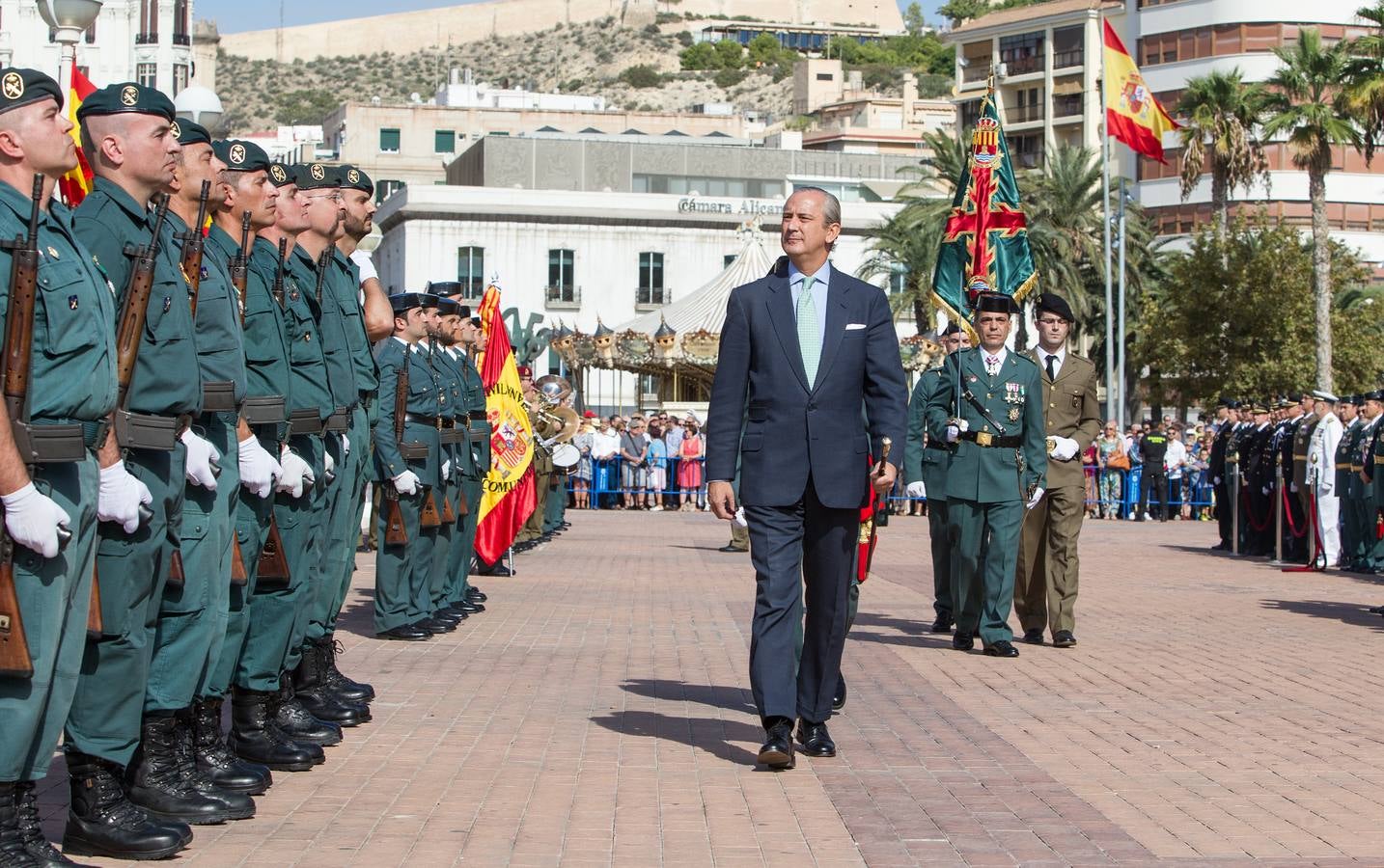 La Guardia Civil desfila por Alicante con motivo de los actos en honor a la Virgen del Pilar