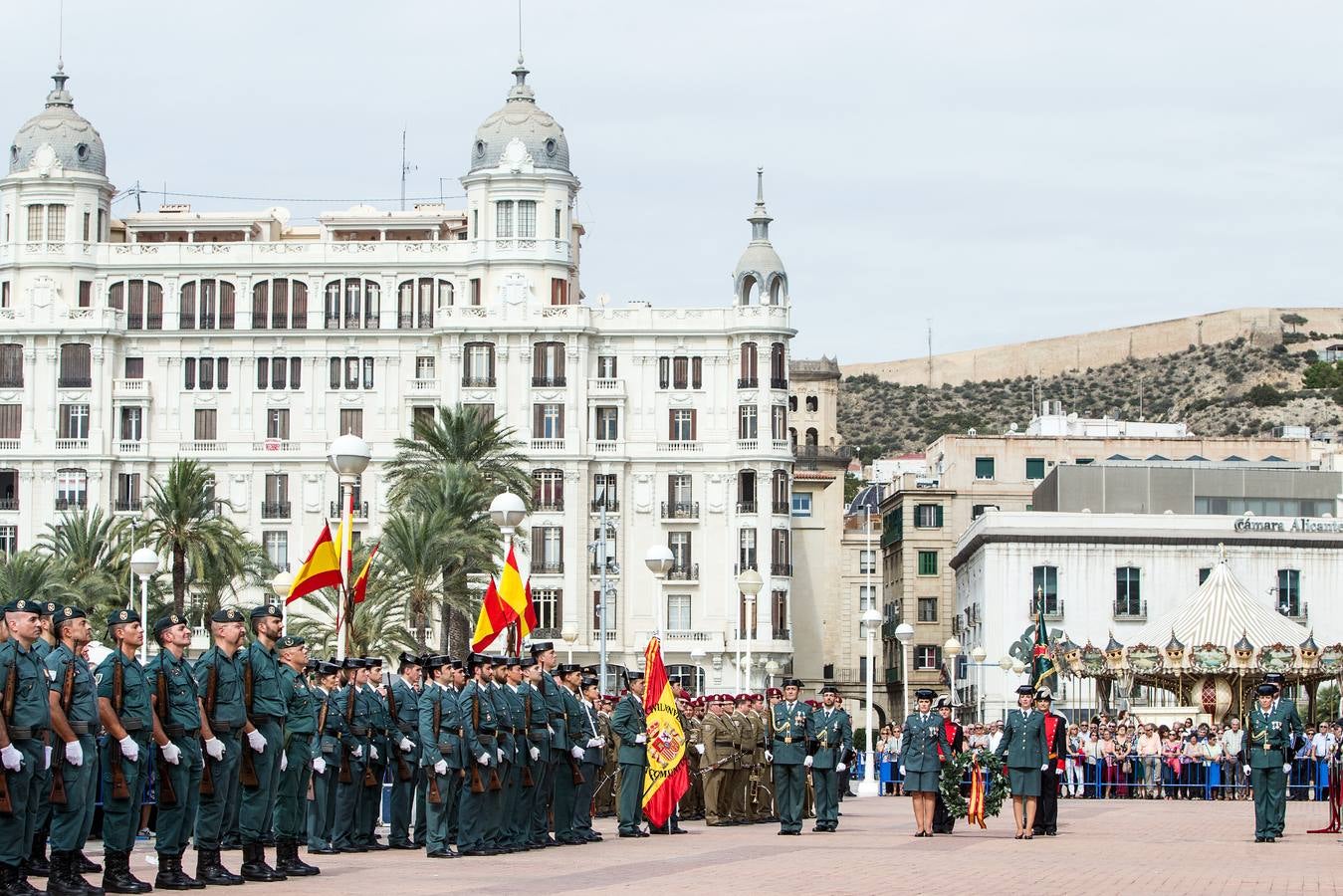 La Guardia Civil desfila por Alicante con motivo de los actos en honor a la Virgen del Pilar