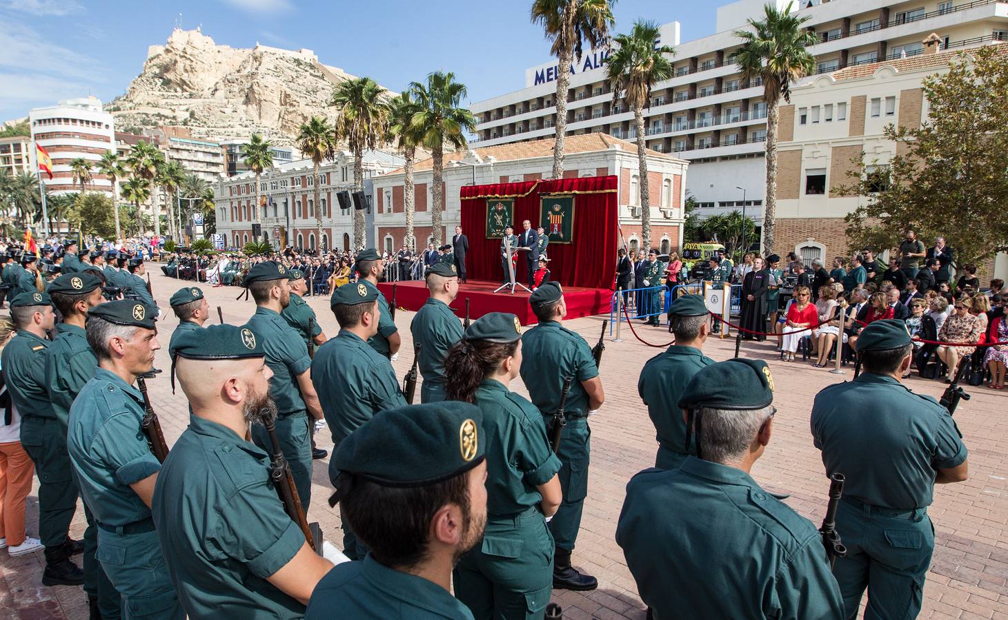 La Guardia Civil desfila por Alicante con motivo de los actos en honor a la Virgen del Pilar