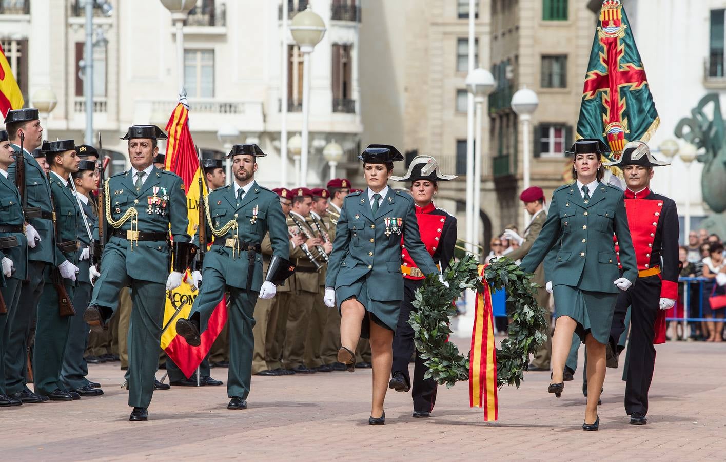 La Guardia Civil desfila por Alicante con motivo de los actos en honor a la Virgen del Pilar