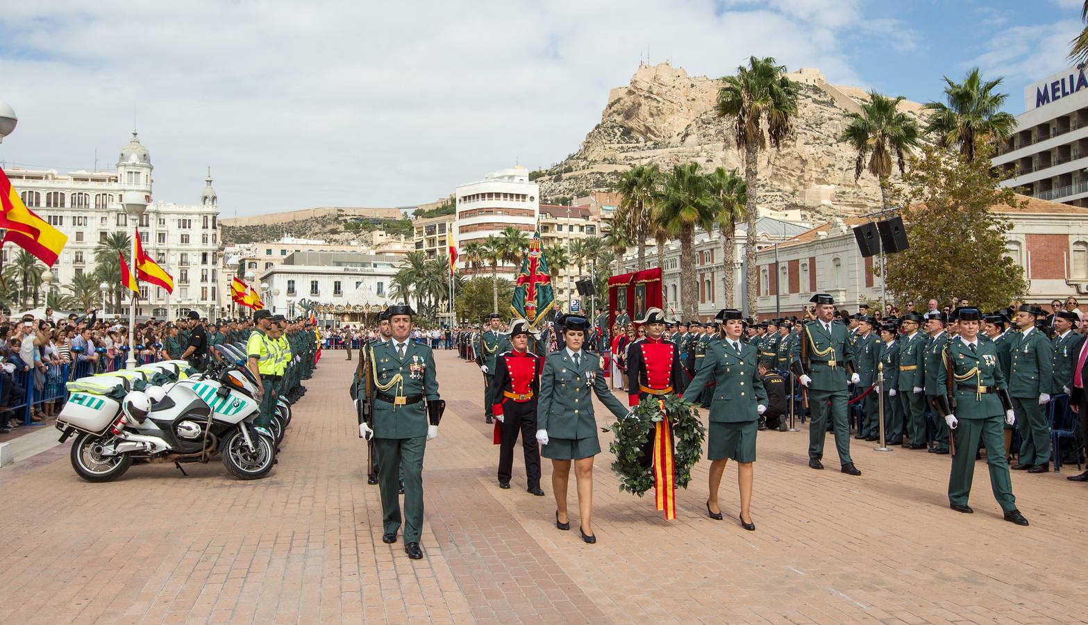 La Guardia Civil desfila por Alicante con motivo de los actos en honor a la Virgen del Pilar