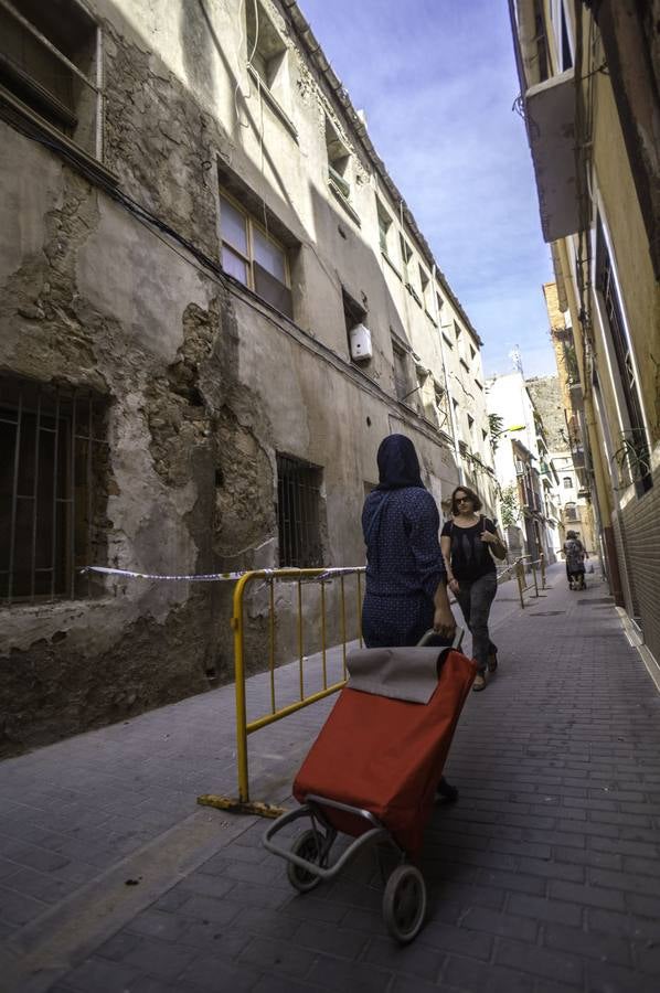 Las protecciones proliferan en el casco antiguo de Orihuela a causa de los desprendimientos por lluvias