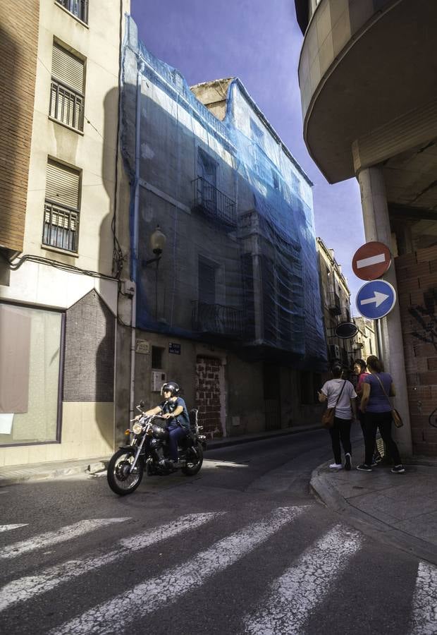 Las protecciones proliferan en el casco antiguo de Orihuela a causa de los desprendimientos por lluvias