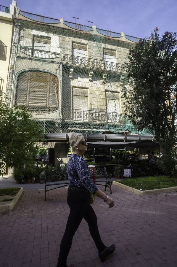 Las protecciones proliferan en el casco antiguo de Orihuela a causa de los desprendimientos por lluvias