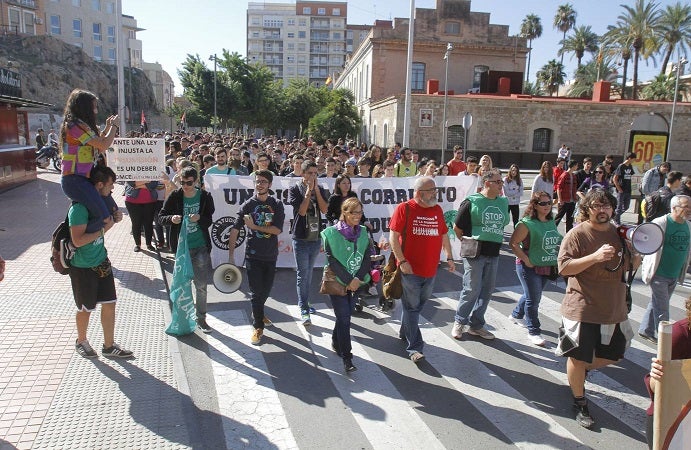 Cerca de 200 personas se manifiestan por las calles de la ciudad