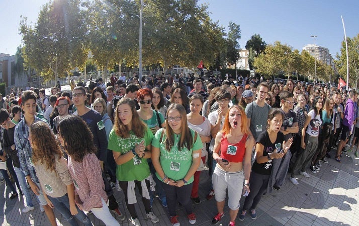 Cerca de 200 personas se manifiestan por las calles de la ciudad