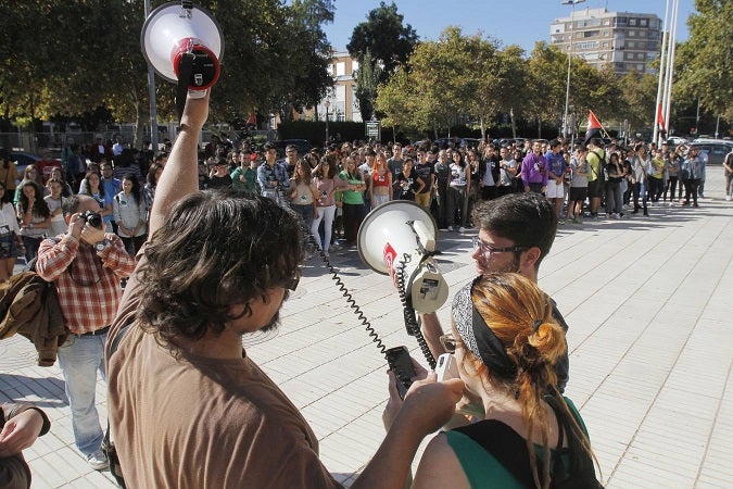 Cerca de 200 personas se manifiestan por las calles de la ciudad