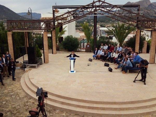 Mariano Rajoy clausura un acto en Finestrat y pasea por Calpe