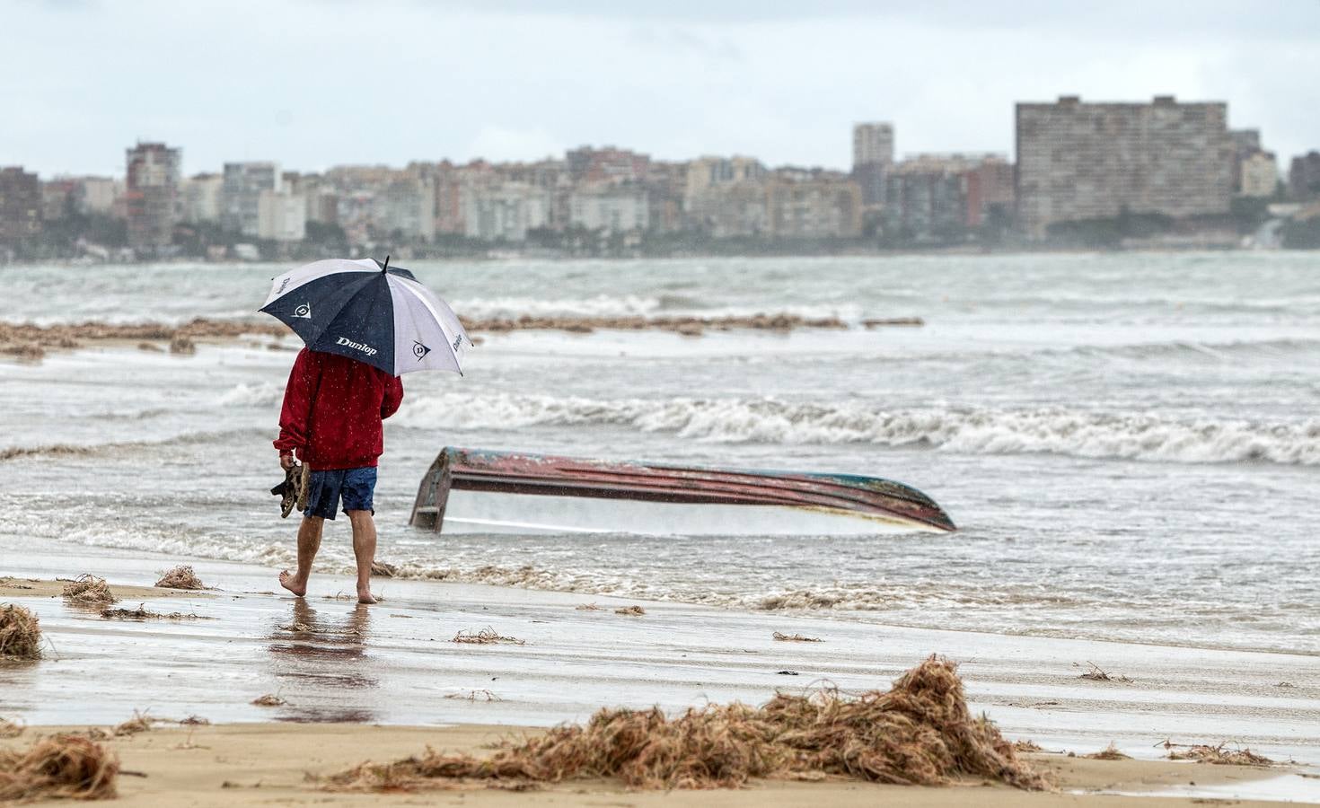 El temporal causa destrozos, suspende clases y deja más de 100 litros en 12 horas