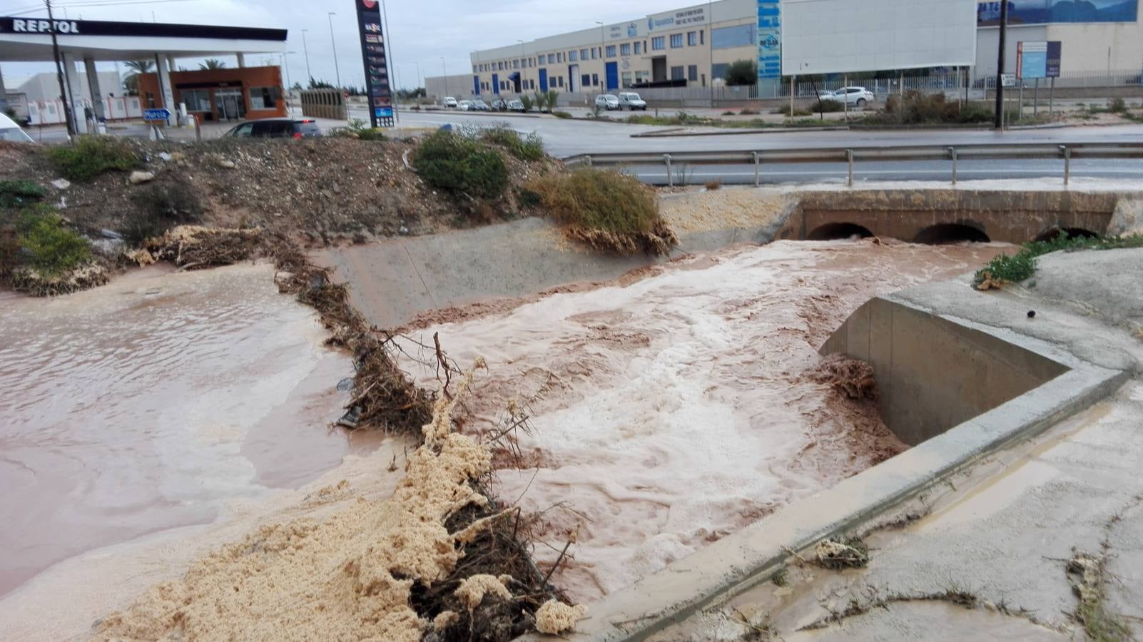 El temporal causa destrozos, suspende clases y deja más de 100 litros en 12 horas