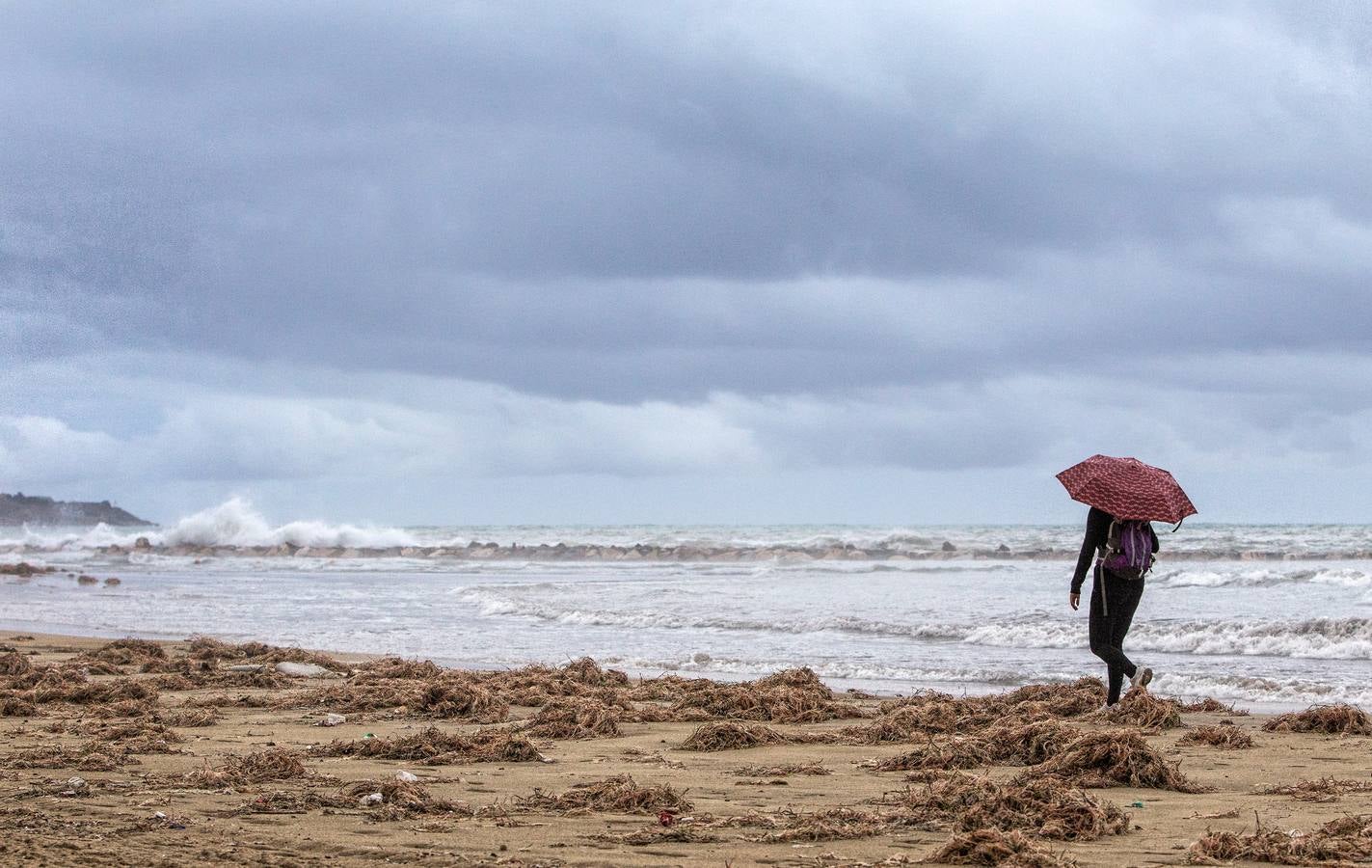 El temporal causa destrozos, suspende clases y deja más de 100 litros en 12 horas