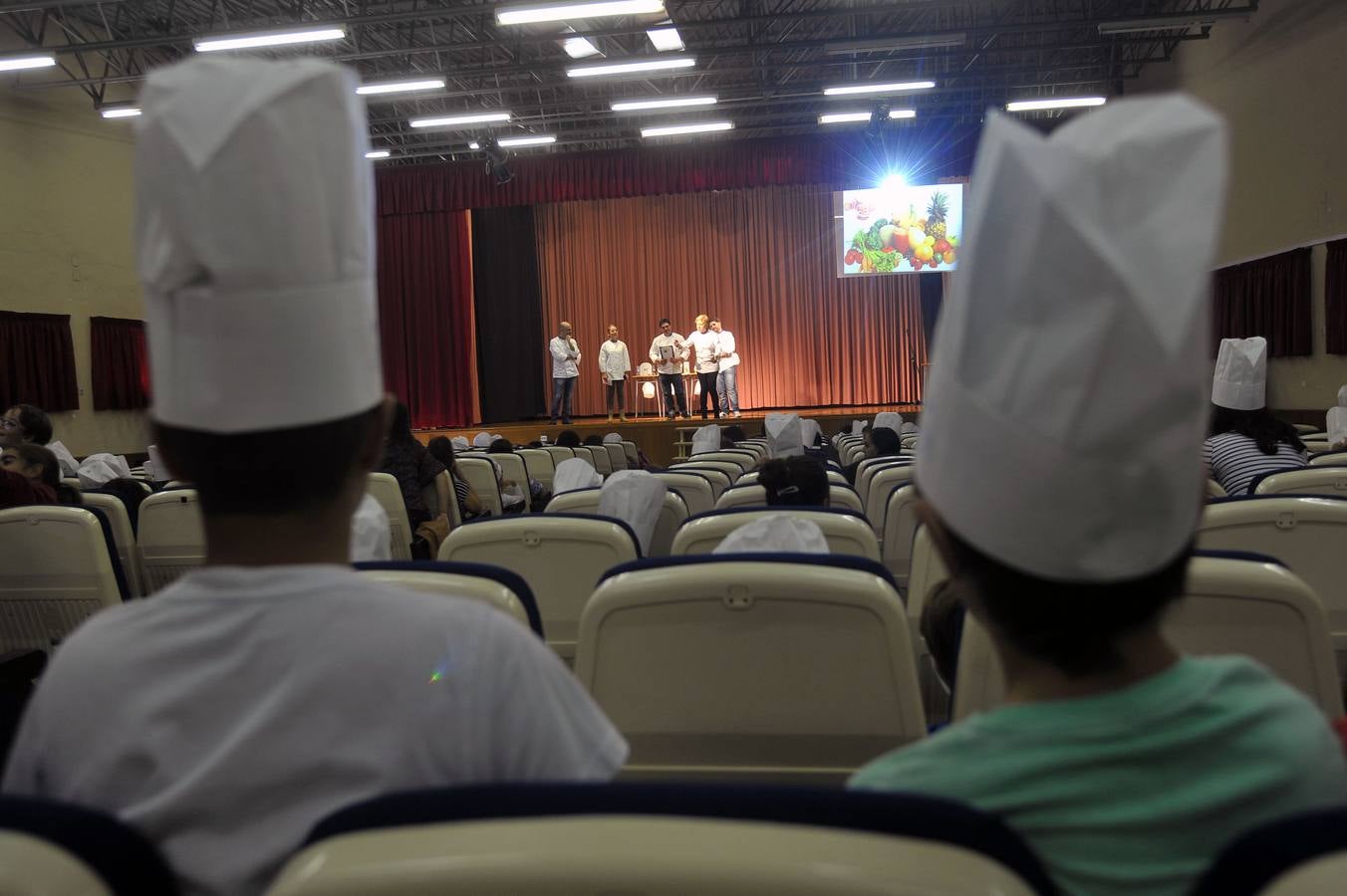 Pequeños cocineros aprenden los buenos hábitos alimenticios