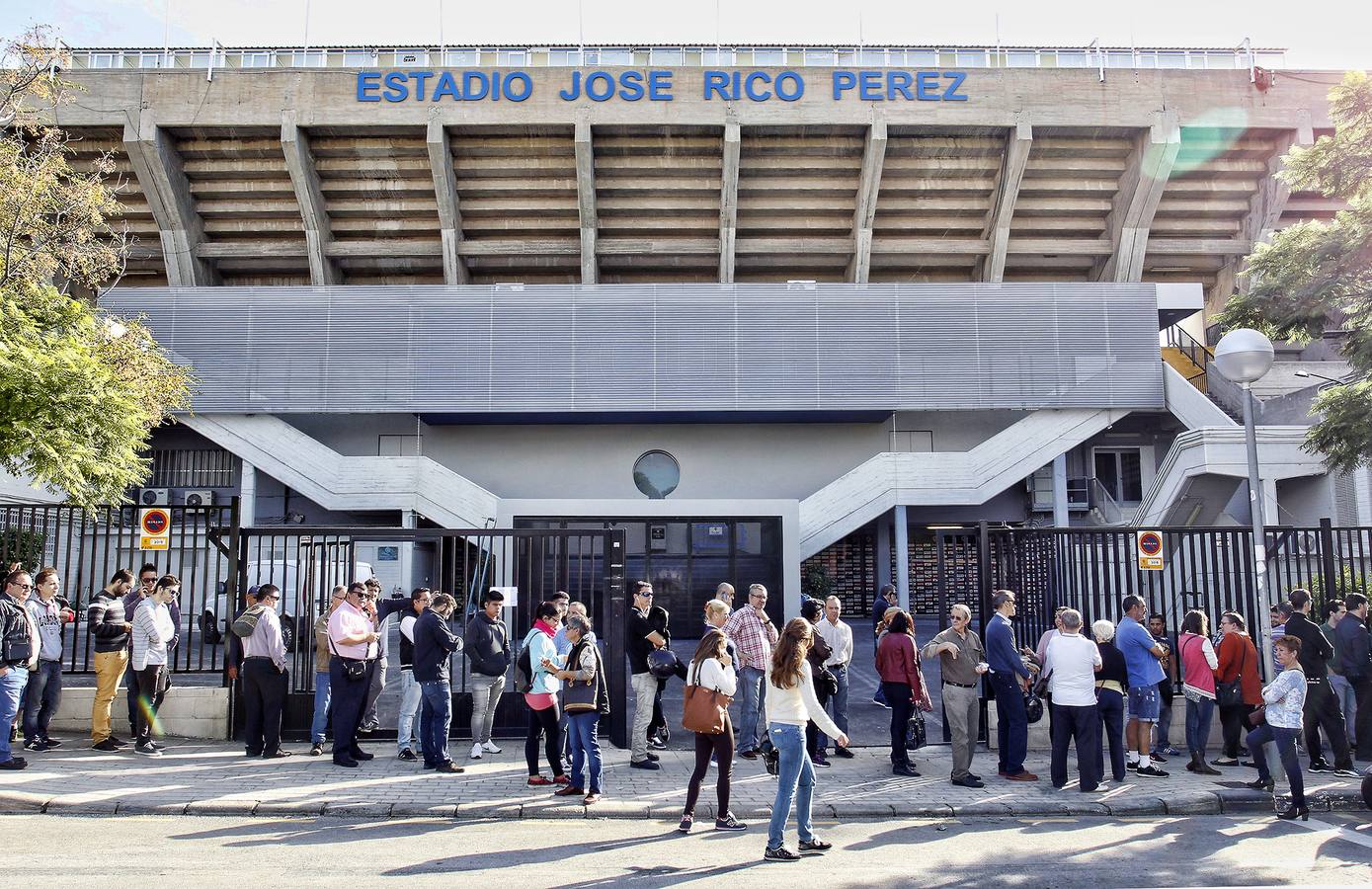 Larga colas para comprar las entradas del amistoso España-Inglaterra