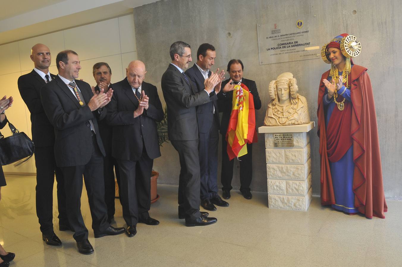 Entrega del busto de la Dama de Elche a la Policía autonómica