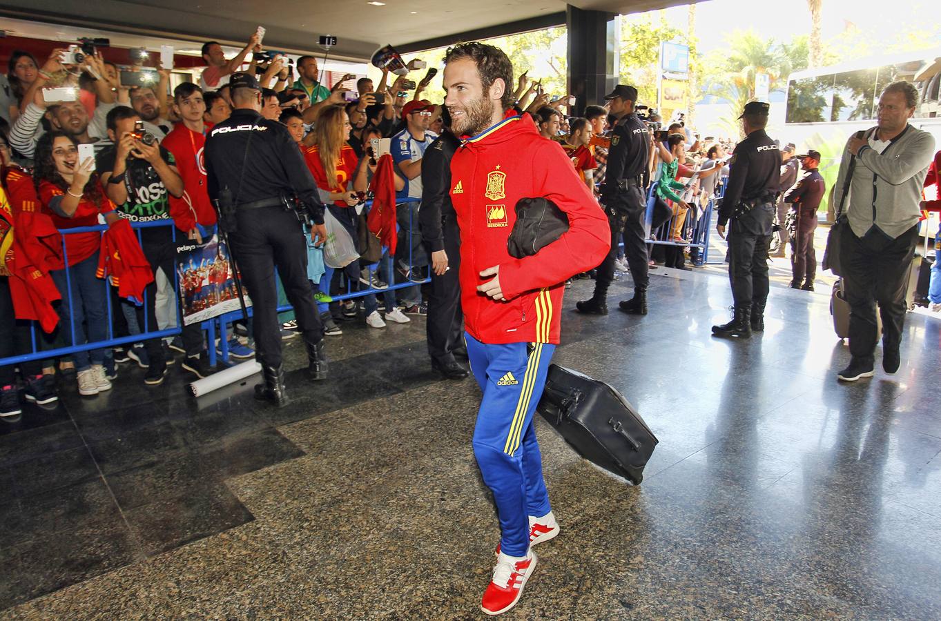 Aficionados reciben a la selección española en Alicante