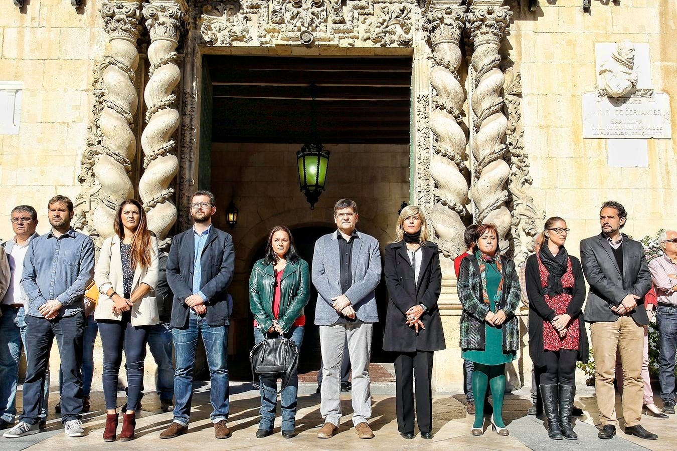 Minuto de silencio en el Ayuntamiento de Alicante. 