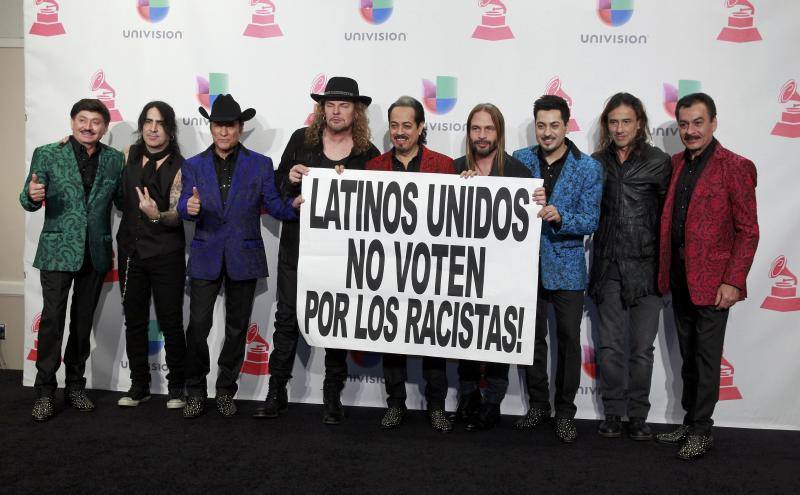 La banda mexicana Maná y los miembros de Los Tigres del Norte.