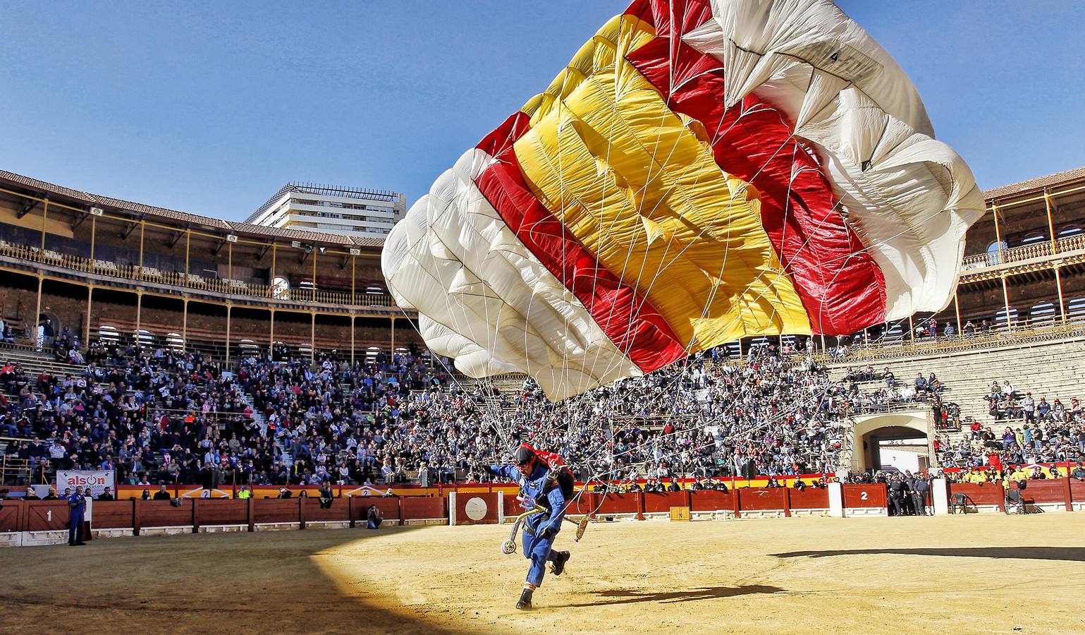 Cinco mil personas acuden a la jornada de recogida de juguetes en Alicante