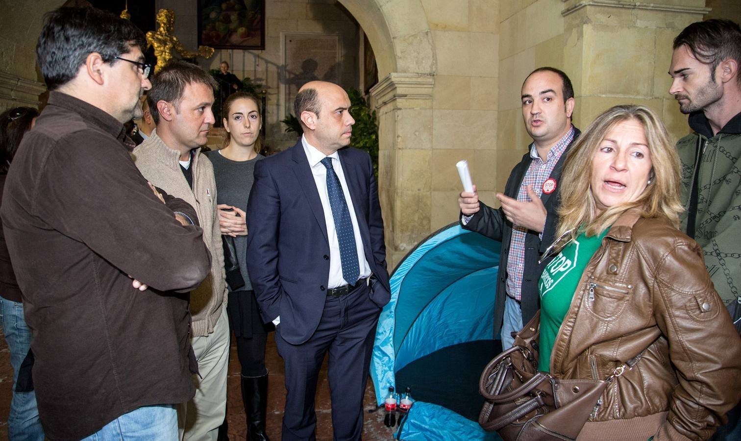 Stop Desahucios acampa en el Ayuntamiento de Alicante