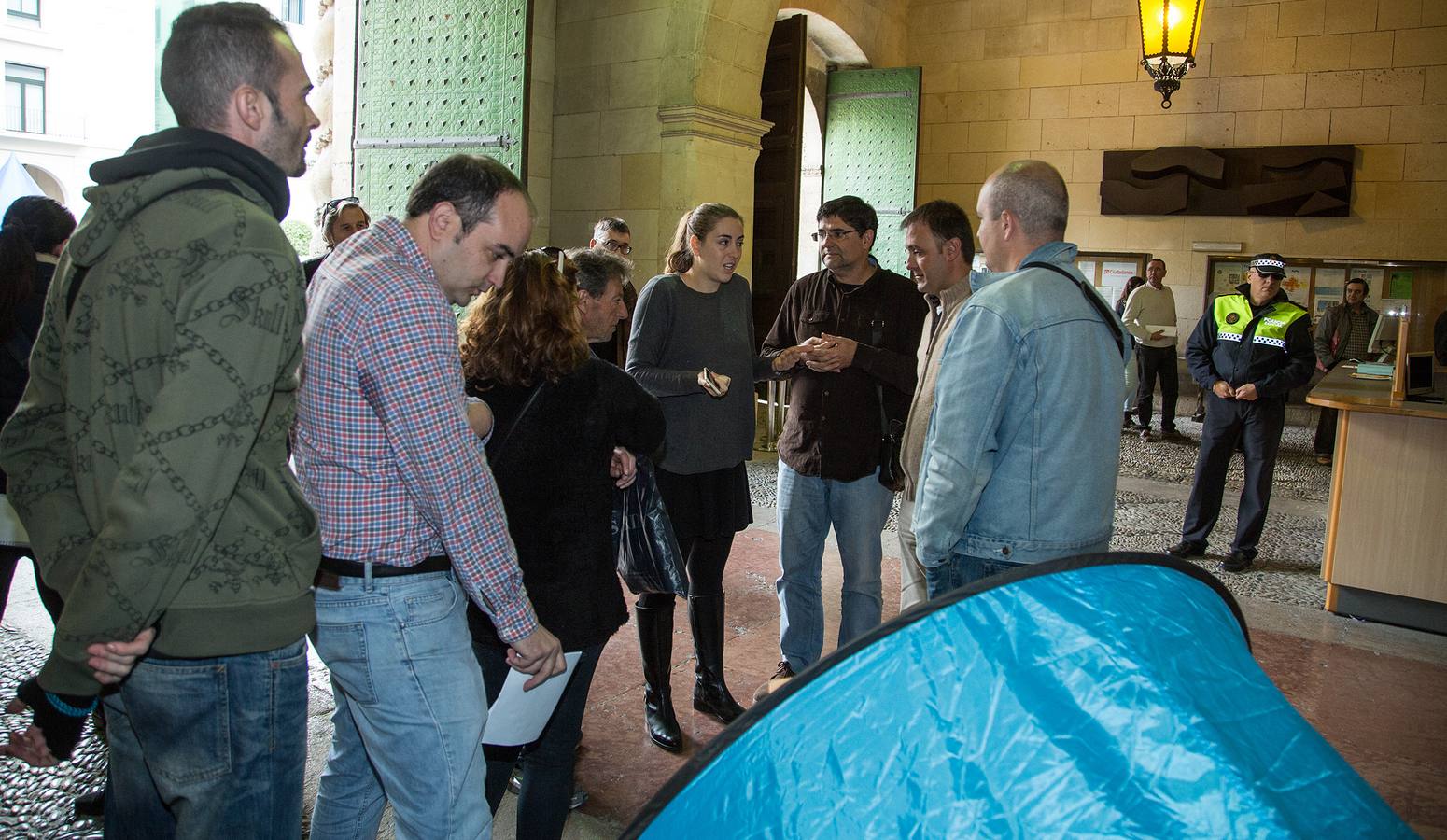 Stop Desahucios acampa en el Ayuntamiento de Alicante