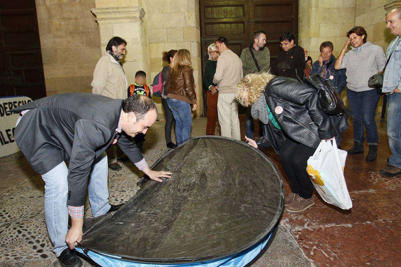 Stop Desahucios acampa en el Ayuntamiento de Alicante