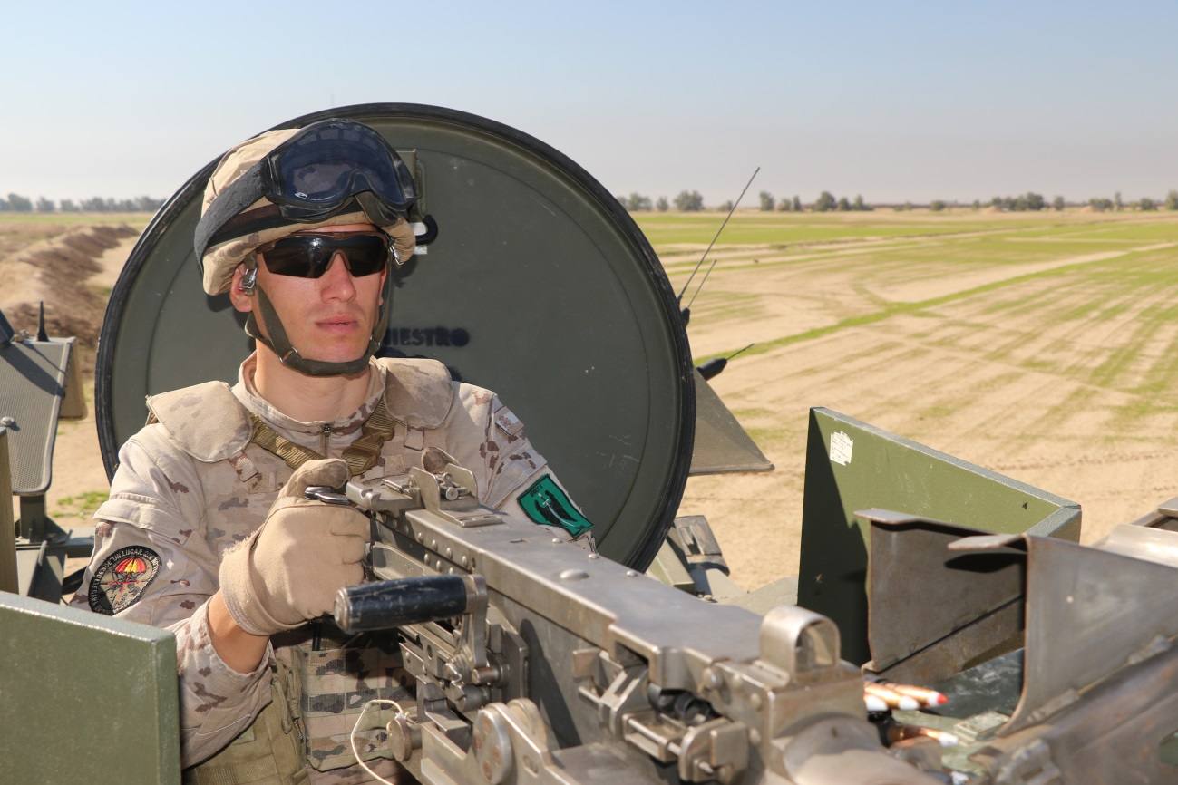 El Caballero Legionario Paracaidista (CLP) Zamora, de Alcantarilla, con la ametralladora pesada.