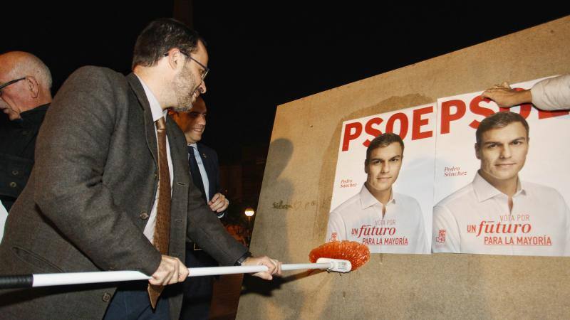 Pegada de carteles en Alicante