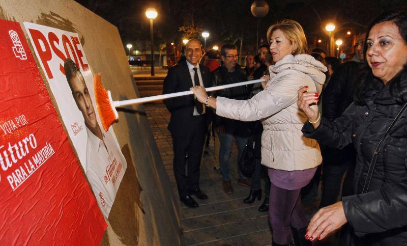 Pegada de carteles en Alicante