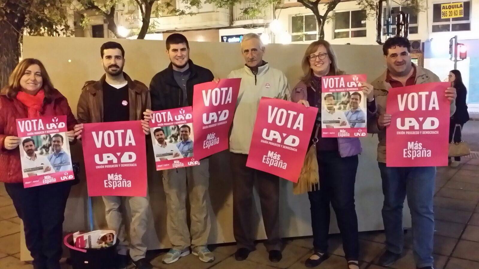 Pegada de carteles en Alicante