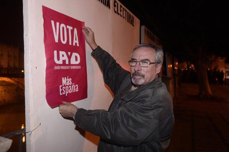 Las imágenes de la semana en la Región. ose Antonio Sotomayor pegando un cartel de propaganda electoral por el partido UPyD