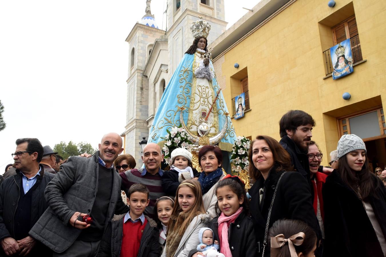 La Patrona de Yecla baja a la ciudad entre las salvas de pólvora de los arcabuces