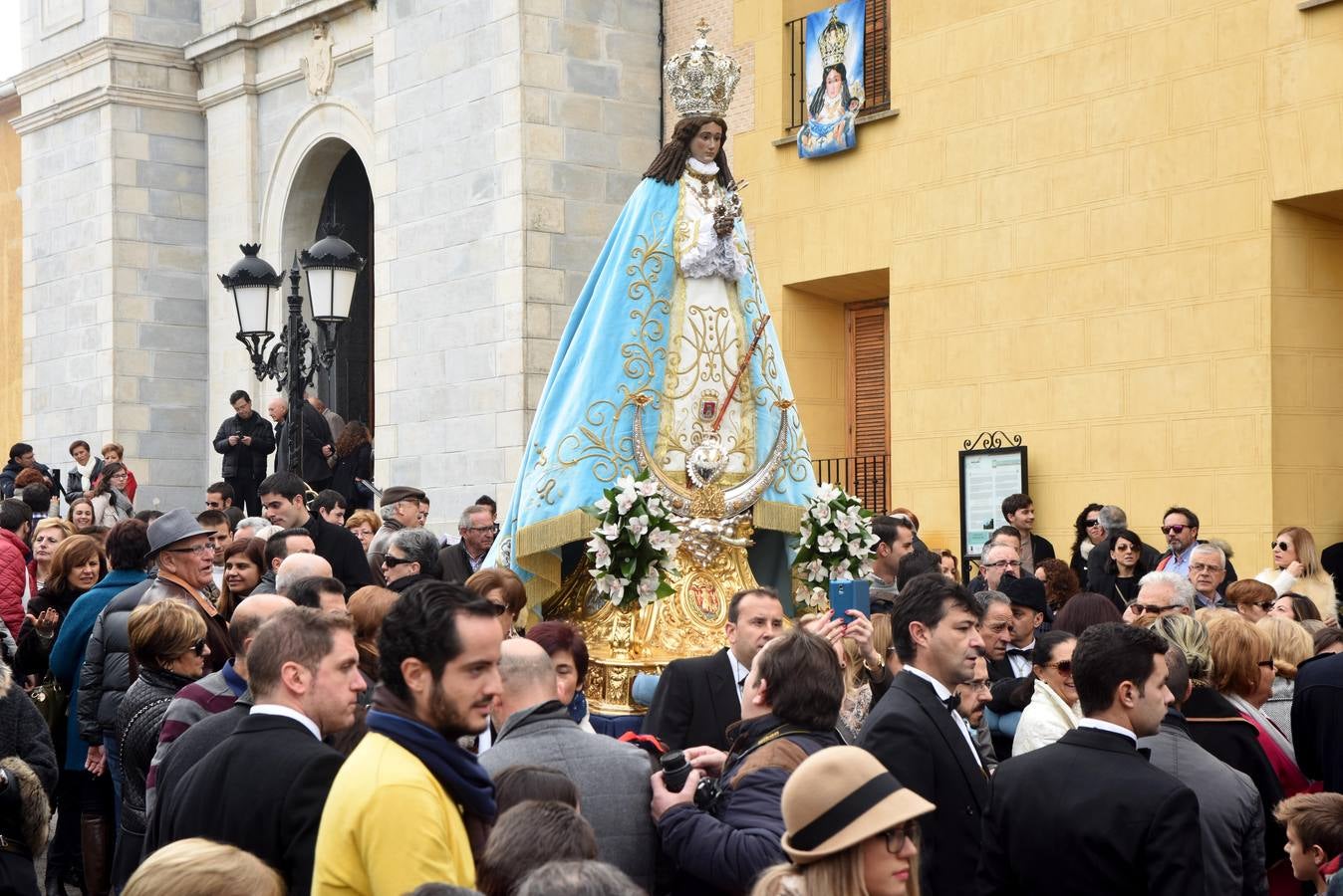 La Patrona de Yecla baja a la ciudad entre las salvas de pólvora de los arcabuces