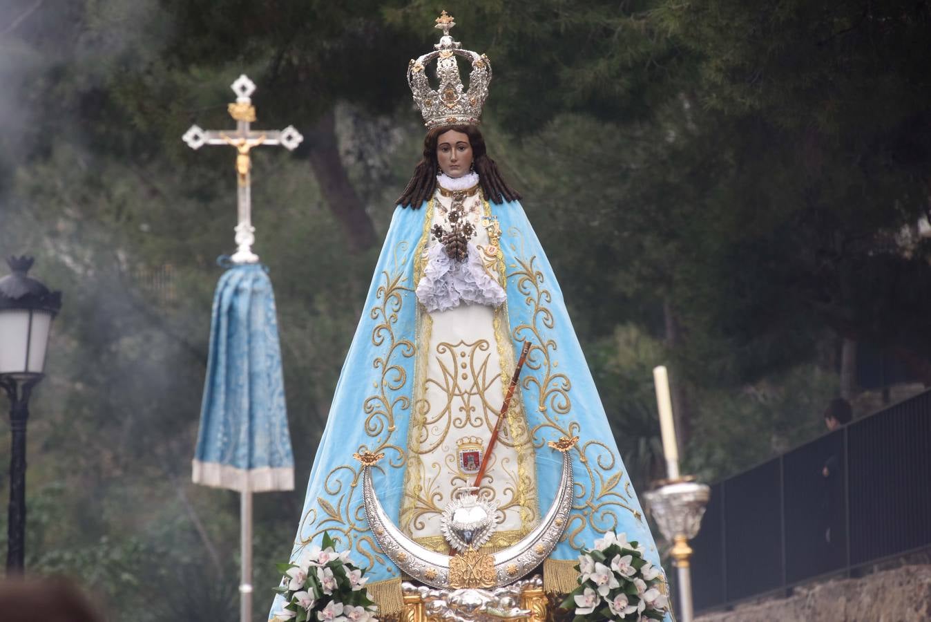 La Patrona de Yecla baja a la ciudad entre las salvas de pólvora de los arcabuces