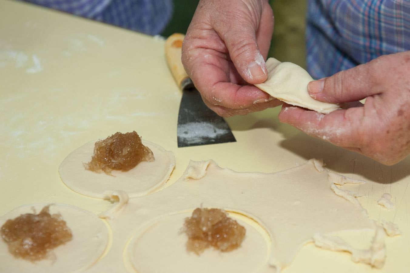Tortas de Pascua y suspiros en la peña El Limonar
