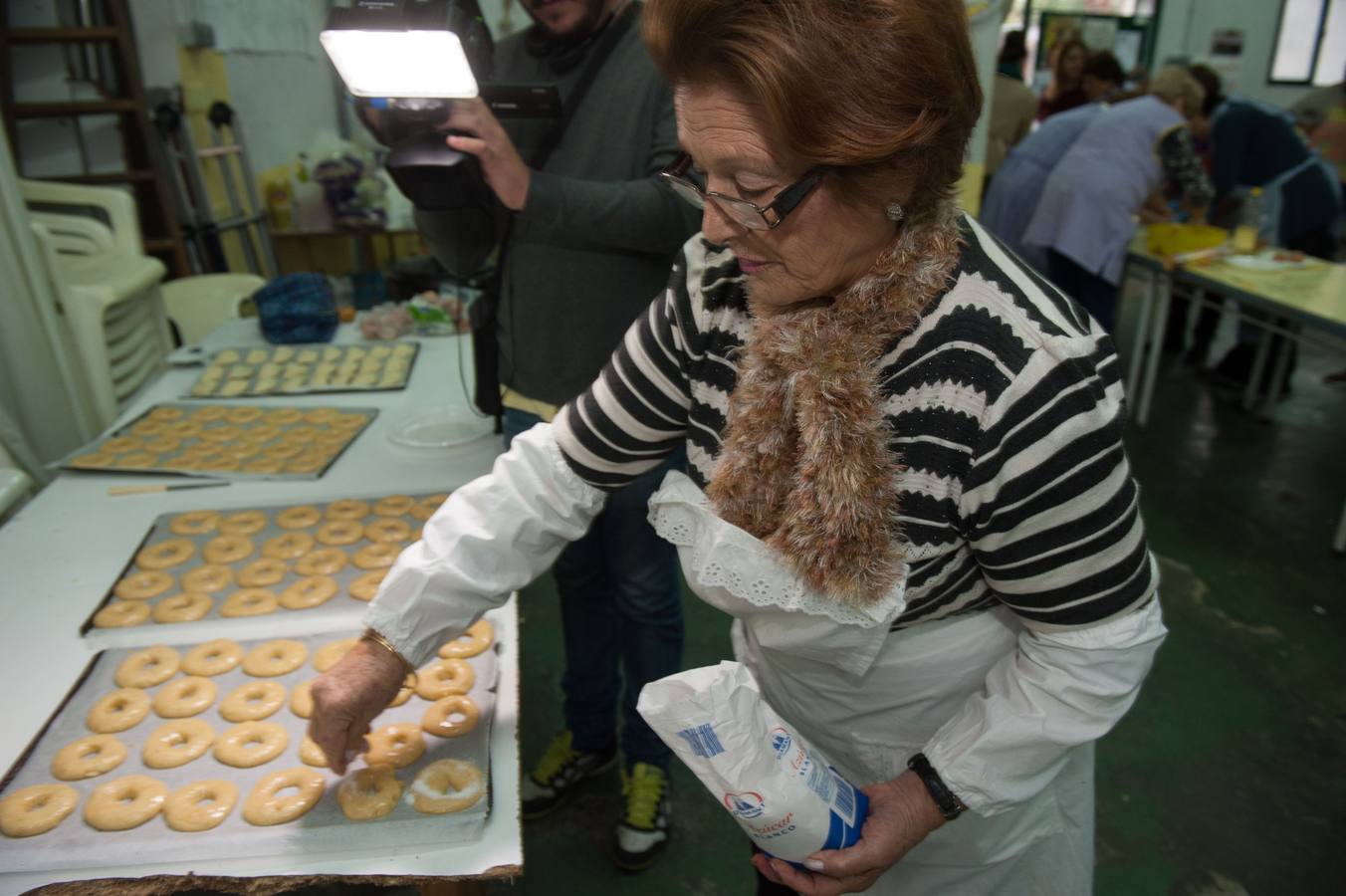 Tortas de Pascua y suspiros en la peña El Limonar