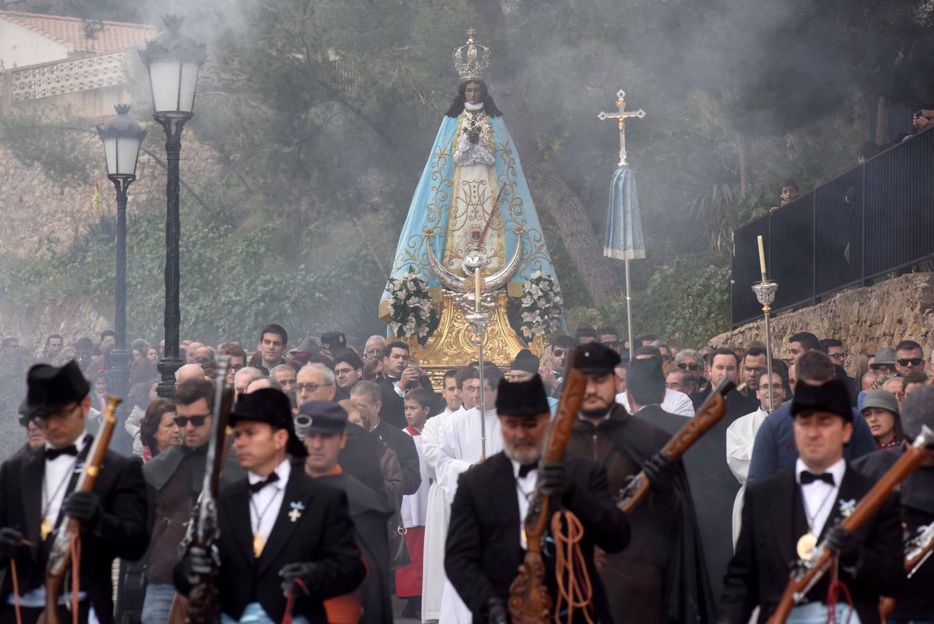 (7-12) Los arcabuces acompañan a la Virgen del Castillo, la Purísima y patrona de Yecla hasta la ciudad para cumplir fielmente con la historia y la tradición.