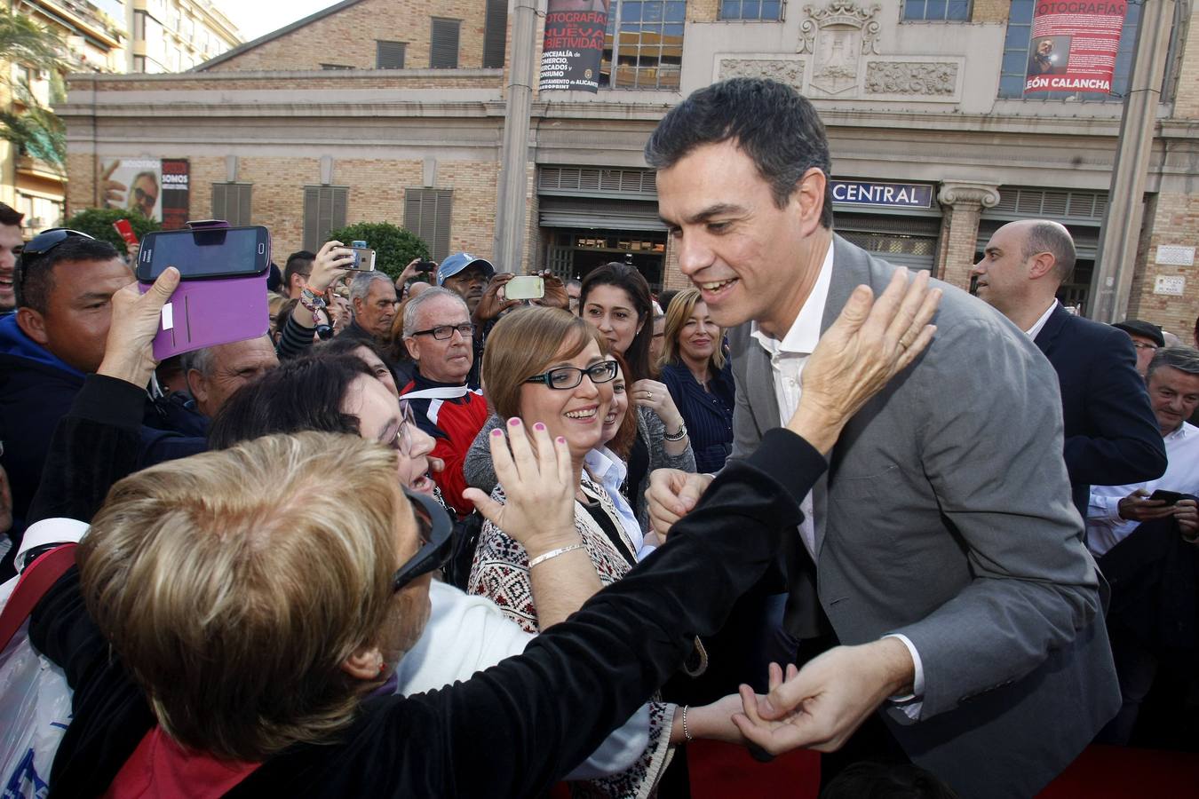 Pedro Sánchez visita en campaña el Mercado Central de Alicante