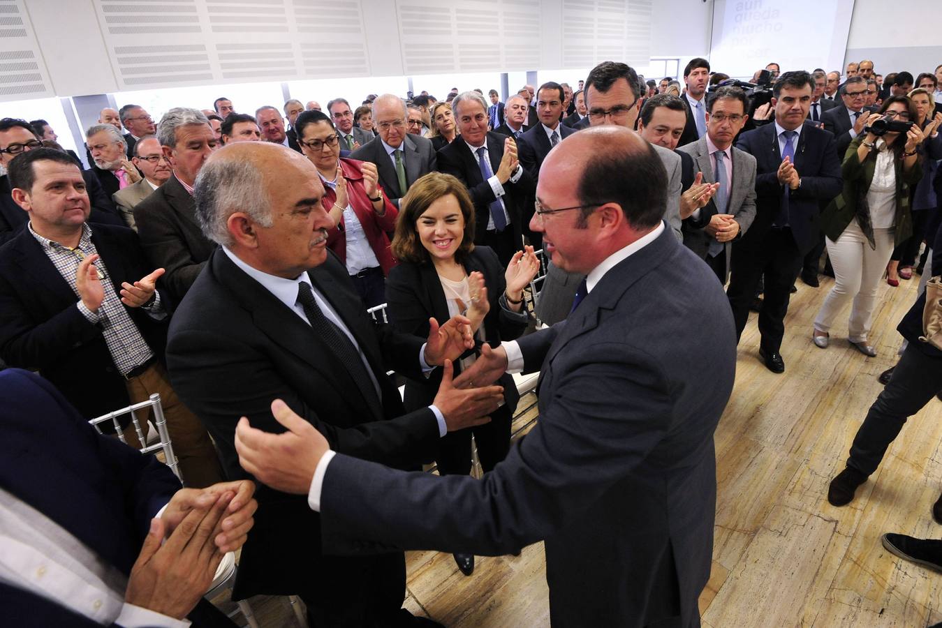 17 DE ABRIL. Pedro Antonio Sánchez saluda al entonces presidente de la Comunidad, Alberto Garre, en presencia de la vicepresidente del Gobierno, Soraya Sáenz de Santamaría, quien refuerza con su presencia en Murcia el respaldo a Sánchez.