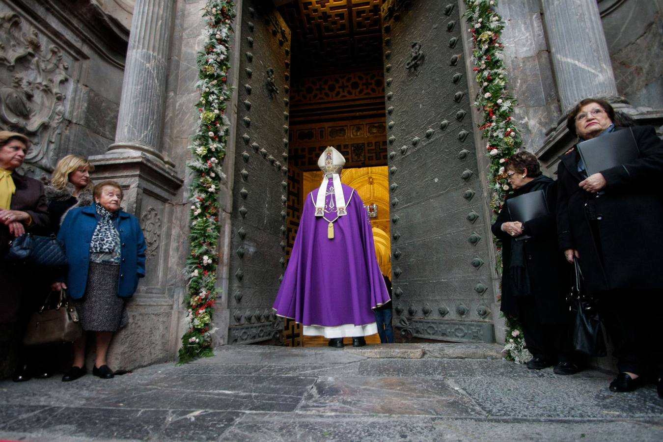 13 DE DICIEMBRE. El obispo abre la Puerta Santa de la Catedral, la de San José, símbolo de la apertura diocesana del Año de la Misericordia, inaugurado por el Papa Francisco.