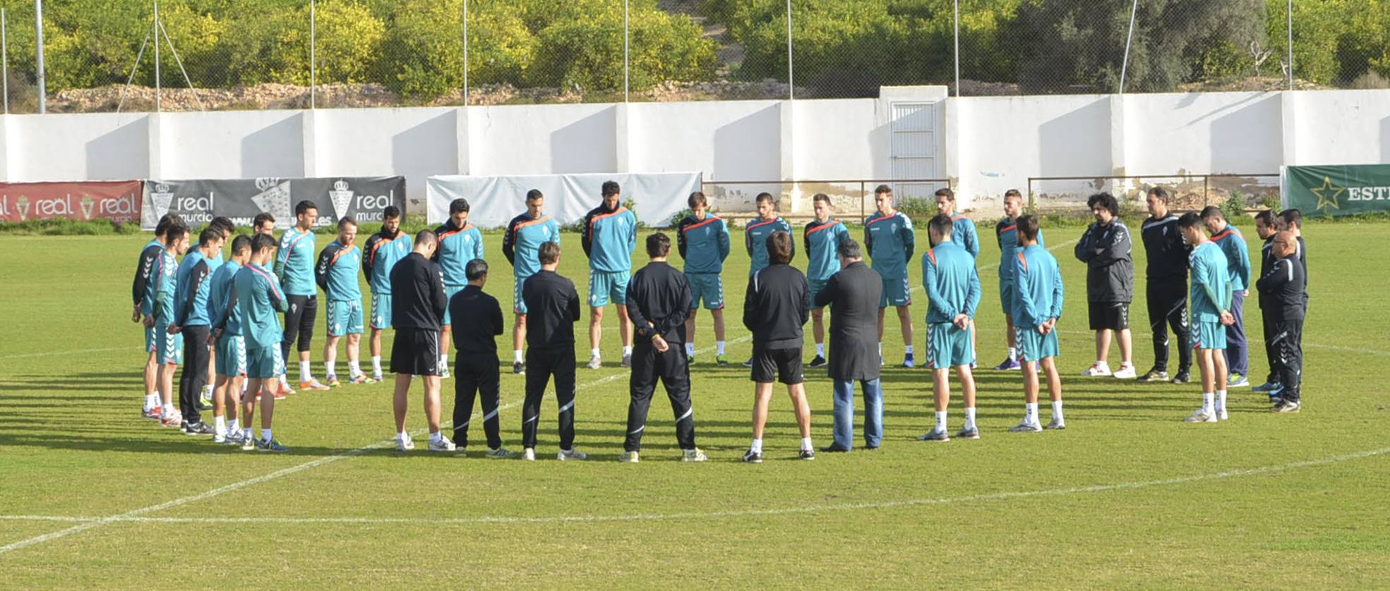 18 DE DICIEMBRE. La plantilla del Real Murcia guarda un minuto de silencio en el entrenamiento en Cobatillas.