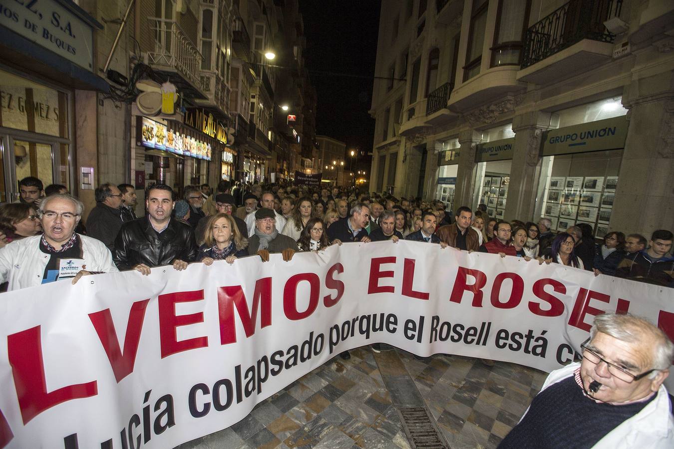 27 DE FEBRERO. La saturación en el Hospital Santa Lucía y «el desmantelamiento» del Rosell sacan a la calle a miles de cartageneros convocados por una treintena de colectivos.