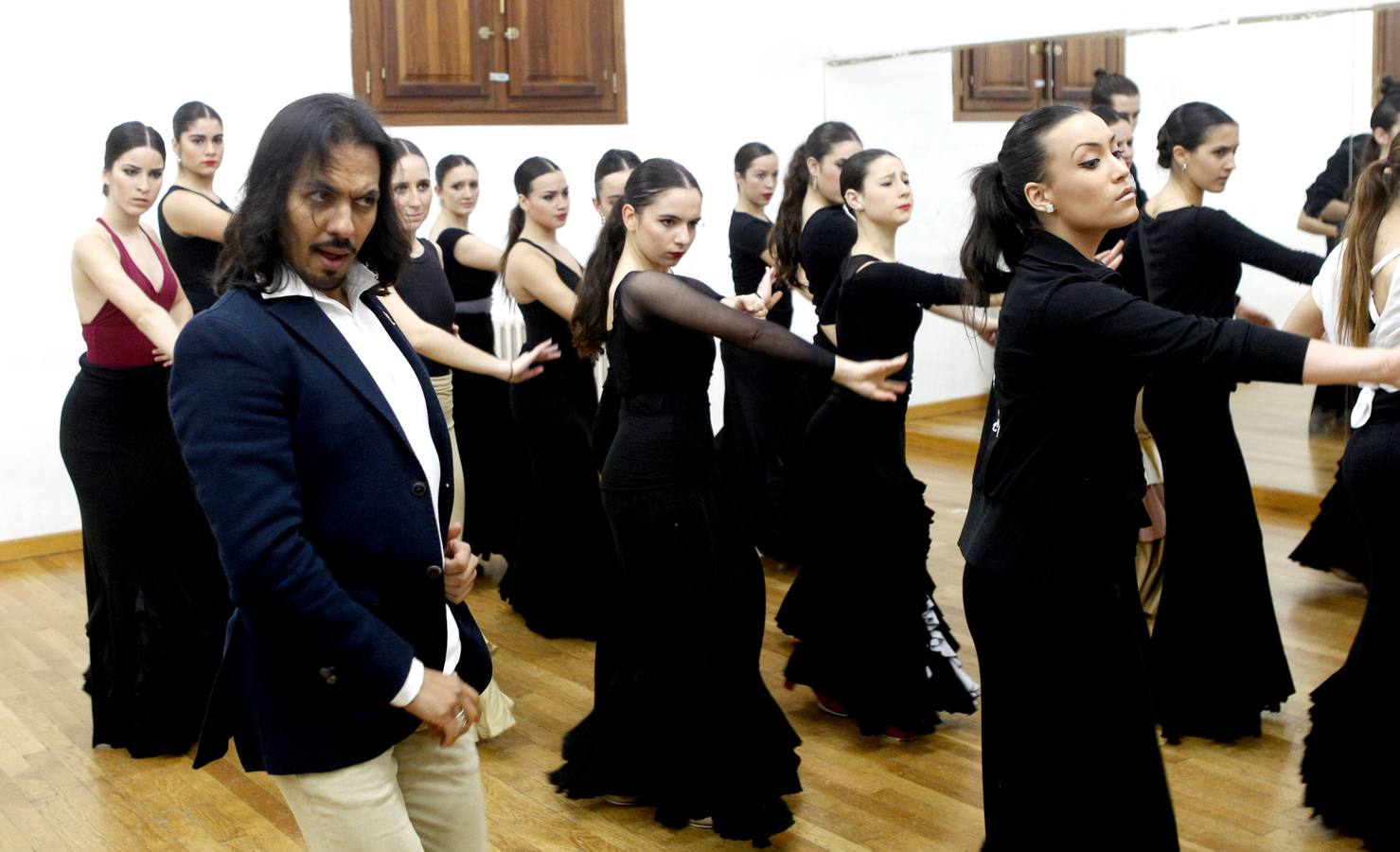 19 DE MARZO. Alumnos del Conservatorio de Danza de Murcia disfrutaron de la clase magistral impartida por el bailaor sevillano Juan Manuel Fernández 'Farruquito', que presentó en el Teatro Romea su nuevo espectáculo, 'Improvisao'