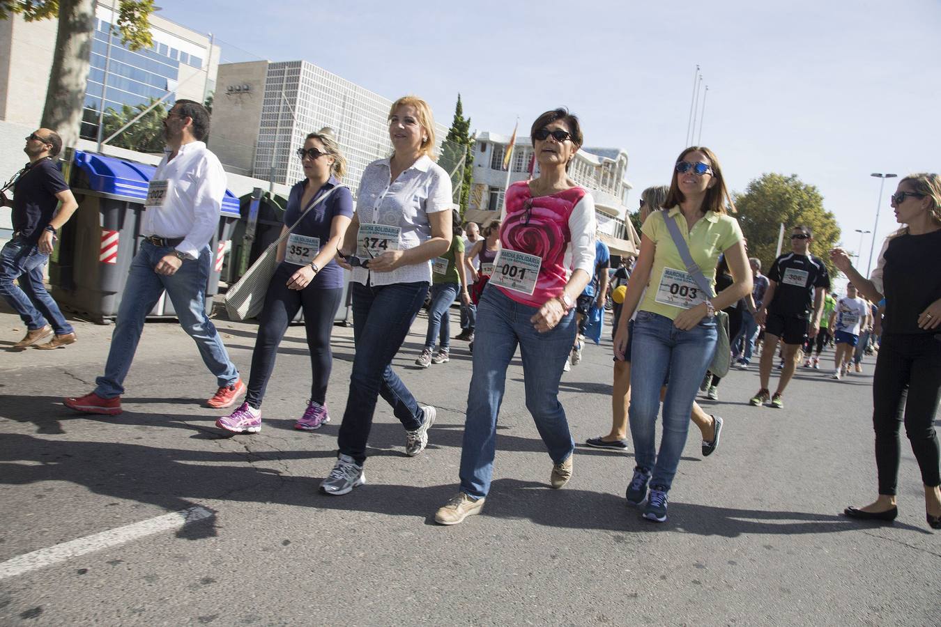 30 DE OCTUBRE. Paso a paso, como los miles de refugiados que tratan de alcanzar un lugar seguro en el mundo, un millar de cartageneros culminan los cinco kilómetros de marcha solidaria organizada por la Asamblea Regional en su apoyo. Rodeada por la consejera de Familia y Asuntos Sociales y los portavoces parlamentarios, la presidenta de la Asamblea Regional, Rosa Peñalver, encabeza la marcha.