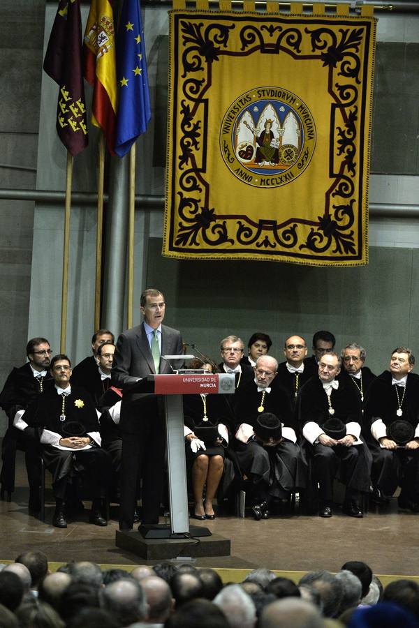 30 DE SEPTIEMBRE. El Rey Felipe VI preside la solemne apertura de curso de las universidades españolas en Murcia. Su Majestad pide a las instituciones murcianas que formen a «ciudadanos libres y responsables», y recuerda a los jóvenes que su futuro «es el futuro del país».