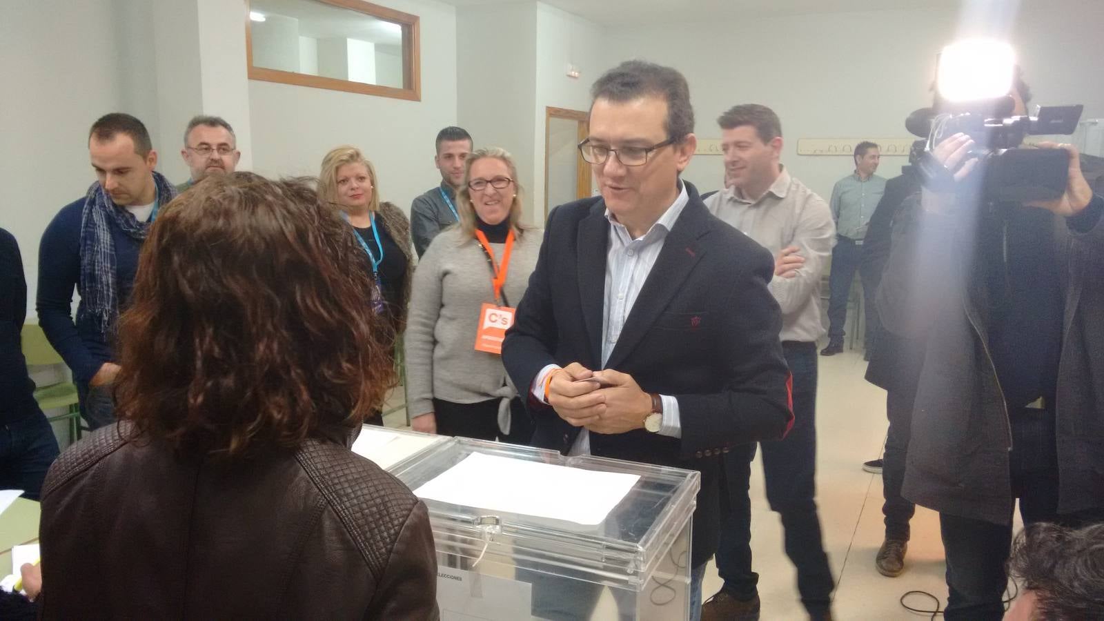 El cabeza de lista por Murcia de C's para el Congreso, Miguel Garaulet, ha sido uno de los candidatos más madrugadores a la hora de ejercer su derecho a voto en la Región. Lo ha hecho en el instituto Rector Francisco Sabater de Cabezo de Torres.