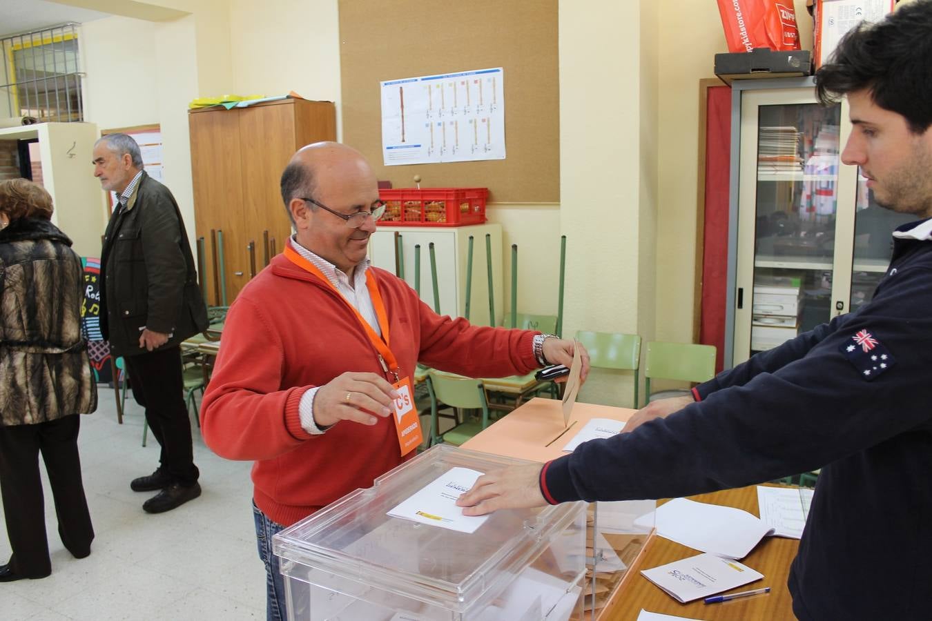 El diputado regional Luis Fernández vota en Canteras.